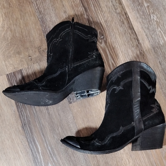 Reba Black Ankle Booties with Classic Western Style - Picture 7 of 7